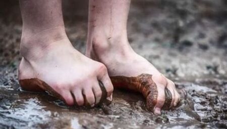 Çıplak Ayakla Toprakta Yürümek