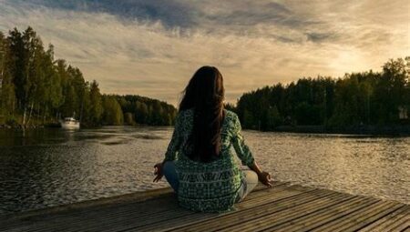 Göl Yüzeyine Bakarak Meditasyon