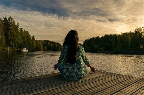 Göl Yüzeyine Bakarak Meditasyon